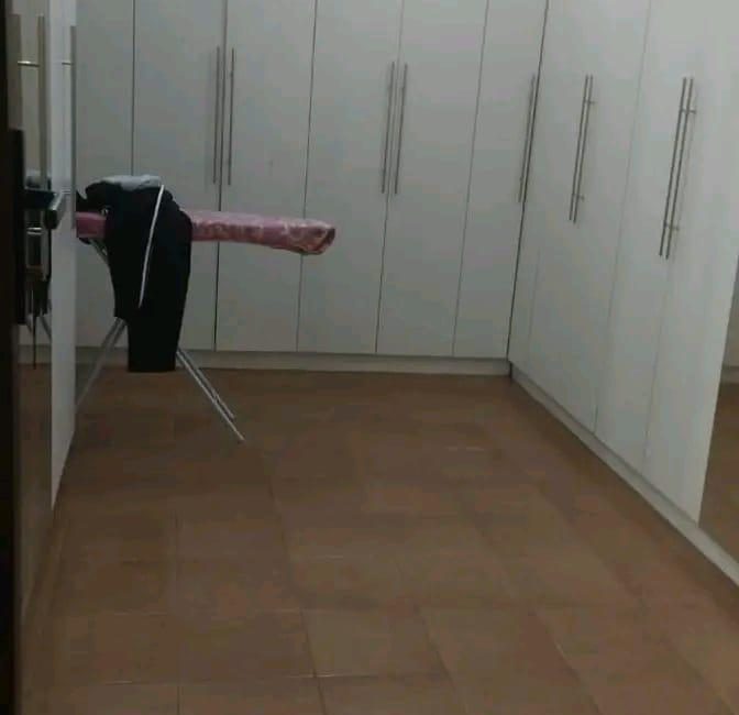 1000870562